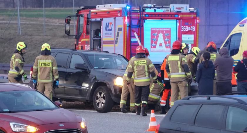 Wypadek na Via Baltice: Jeep uderzył w barierki, kierowca trafił do szpitala [FOTO]