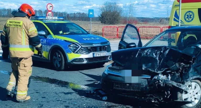 Jedna osoba trafiła do szpitala po zderzeniu dwóch aut