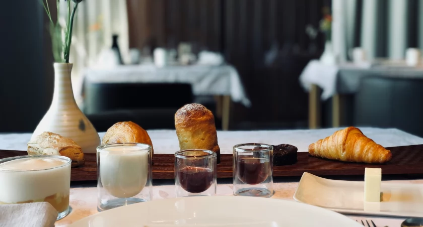 Trendy kulinarne 2025 – co powinno znaleźć się w menu Twoim hotelu?