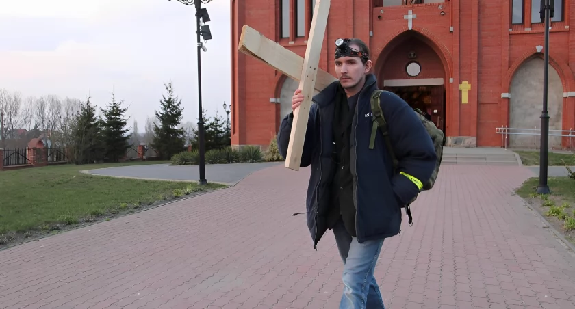 Nocą, w ciszy, 41 kilometrów z krzyżem