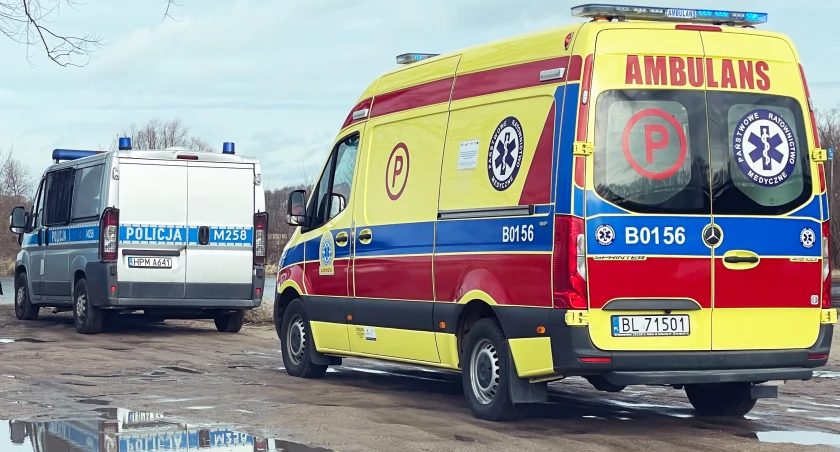 Groźny wypadek w Obrytkach: Samochód dostawczy stoczył się na kuriera