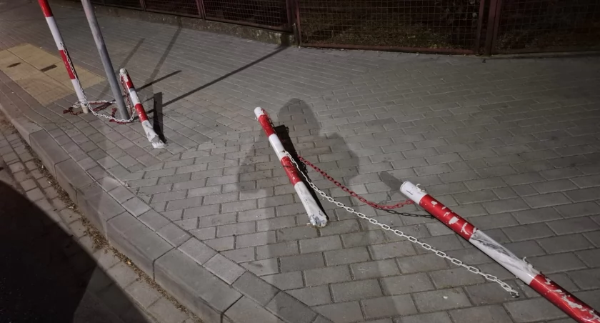 Policja ustala czy to pijany 58-latek ściął słupki przy ulicy Wojska Polskiego w Jedwabnem