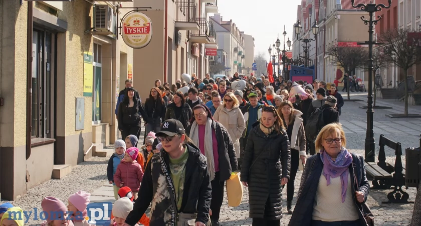 Wiosna zawitała do Łomży: Dzień Kolorowej Skarpetki i topienie Marzanny [FOTO i VIDEO]