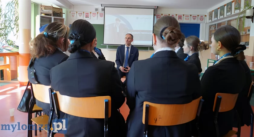 Z Ekonomika na pokład samolotu. Uczniowie szkolą się na stewardów i stewardesy [VIDEO i FOTO]