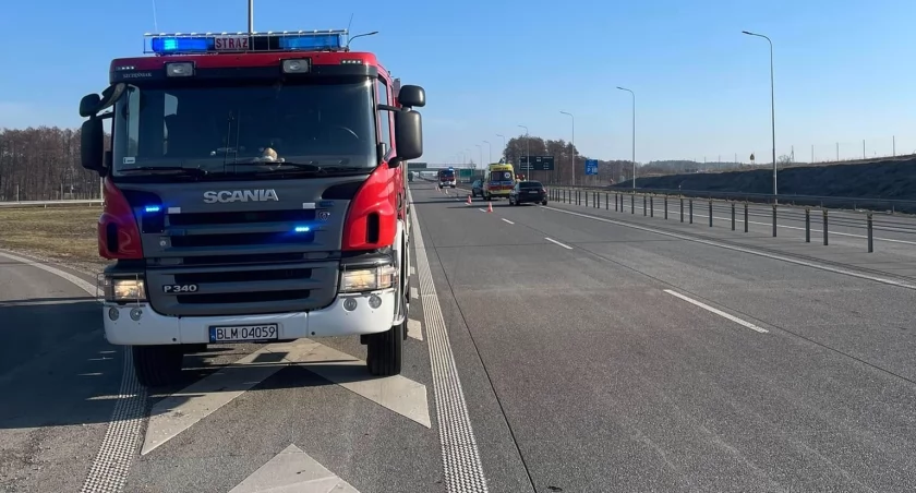 Samochód ciężarowy w rowie. Utrudnienia na S61