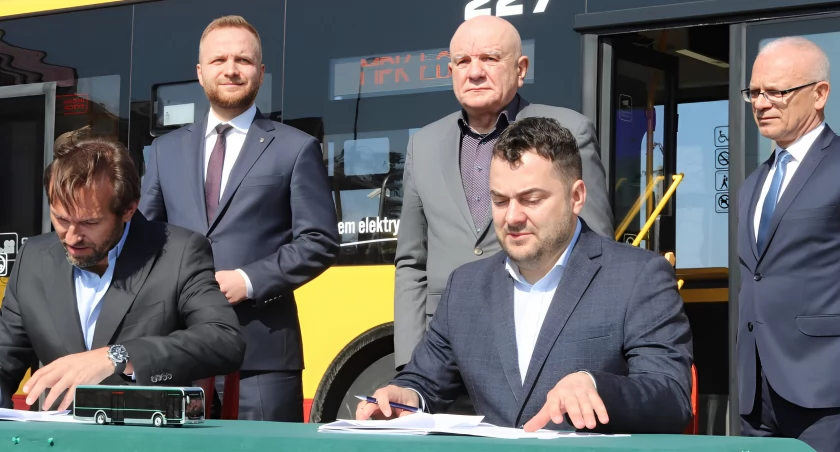 Kolejne elektryczne autobusy w Łomży, a nasi kierowcy w Chinach [VIDEO]