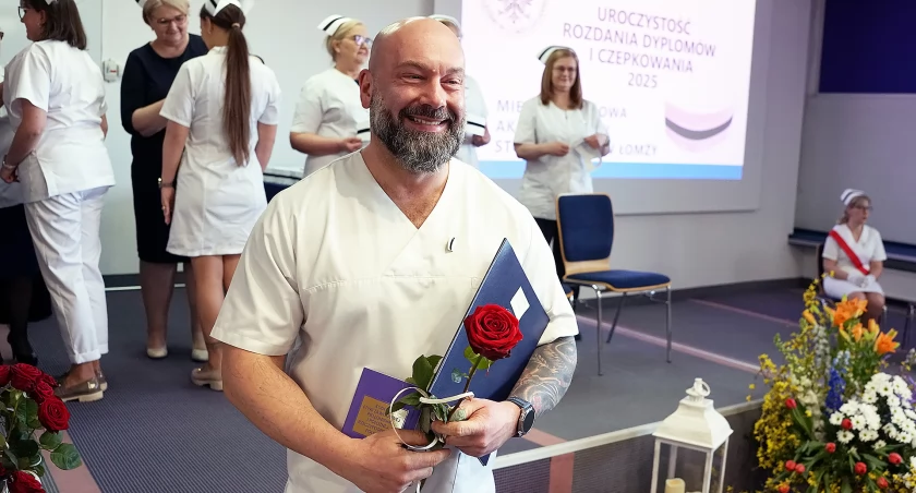 Nowe pokolenie pielęgniarek i pielęgniarzy oficjalnie dołączyło do zawodu. Uroczystość czepkowania w MANS w Łomży [VIDEO i FOTO]