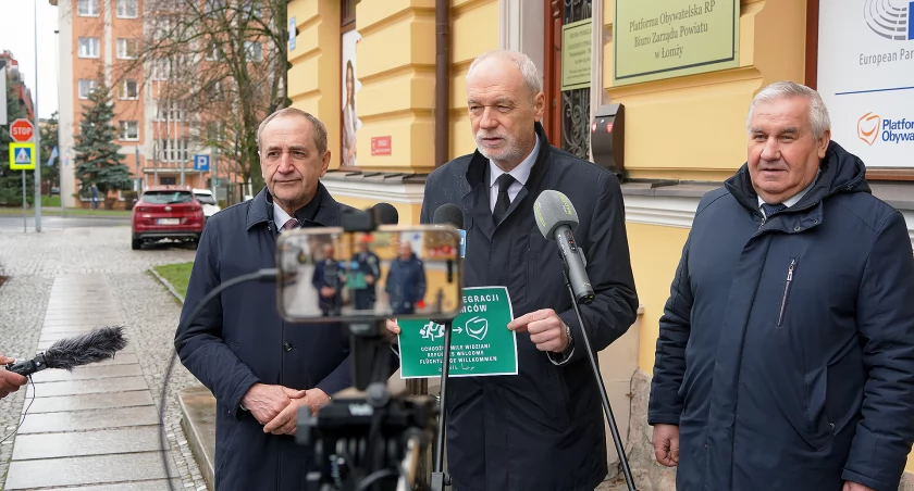 Konferencja trzech parlamentarzystów PIS przed biurem poselskim Alicji Łepkowskiej-Gołaś [LIVE]