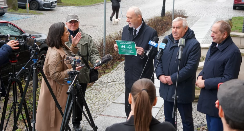 Awantura parlamentarzystów przed biurem poselskim w Łomży. Rzeczywistość czy polityczne show? [VIDEO i FOTO]