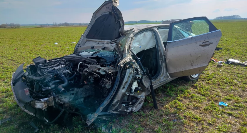 Dachował po uderzeniu w drzewa. Szczęście pod Nowogrodem [FOTO]