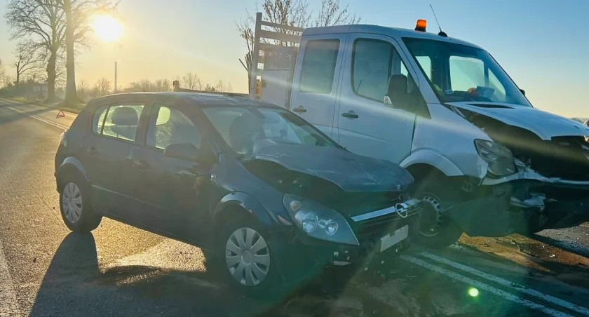 W Janowie bus zderzył się z samochodem osobowym [FOTO]