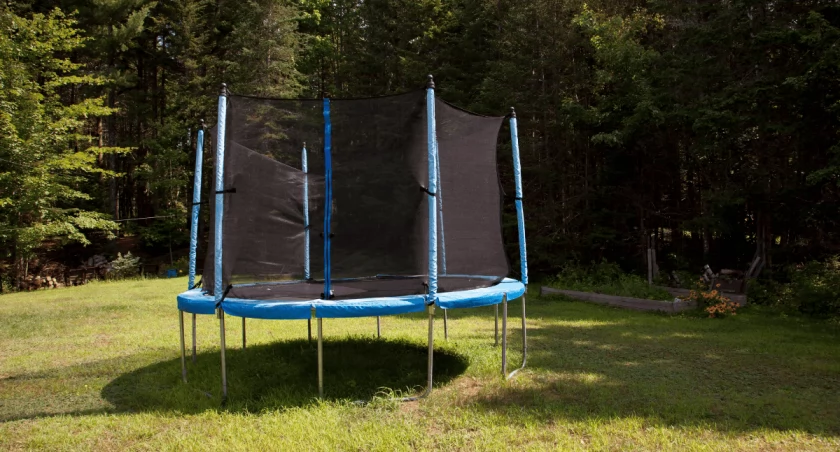 Bezpieczny montaż trampoliny ogrodowej - przewodnik krok po kroku