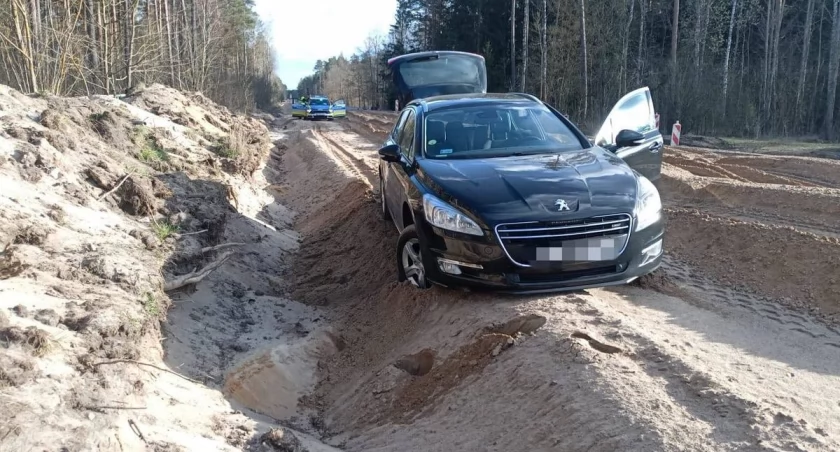 Uciekał przed policją i ugrzązł w piasku. Absurdalne tłumaczenie 55-latka