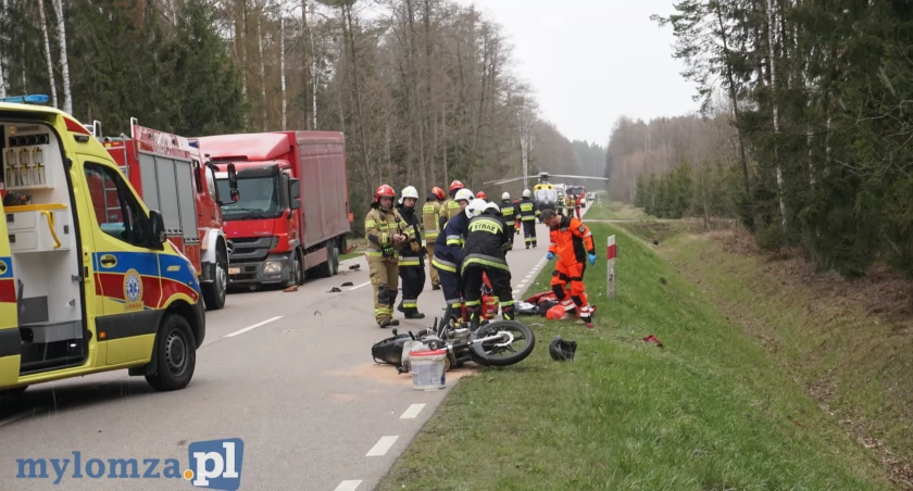 Poważny wypadek na drodze Zbójna - Łyse. Motocykl wjechał w tył ciężarówki [FOTO i VIDEO]