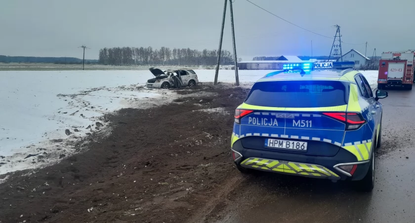 Śmierć na drodze pod Rajgrodem. KIA dachowała [FOTO]