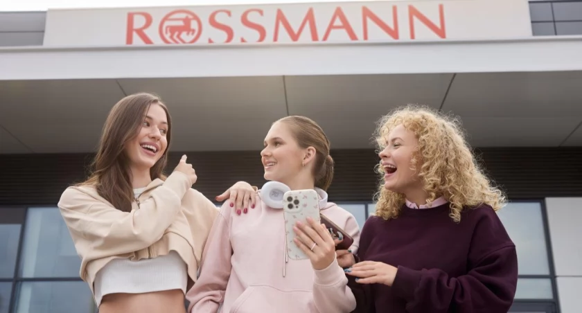 „Przydatne w drogerii” – korzystaj z aplikacji na zakupach w Rossmannie