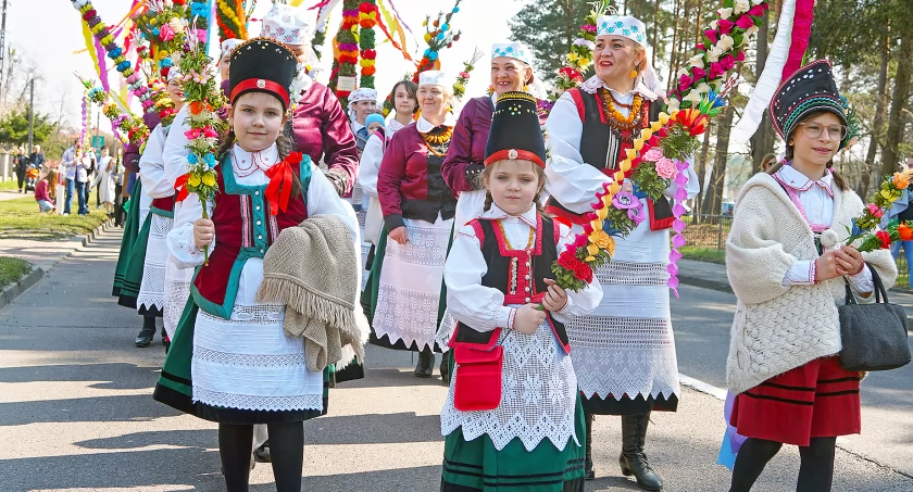 Kolorowe palmy i żywa tradycja na Kurpiach. Niedziela Palmowa w Zbójnej [VIDEO i FOTO]