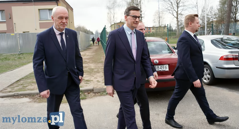 Czerwony Bór na potrzeby kampanii. Morawiecki i Andruszkiewicz straszą imigracją [VIDEO]