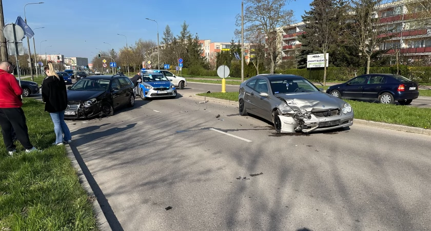 Zderzenie dwóch aut przy szpitalu. Utrudnienia w ruchu [FOTO]