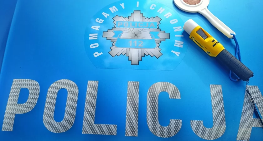 Jeden nietrzeźwy spowodował kolizję, drugi ledwo utrzymał się na drodze. Teraz odpoczną od kierowania