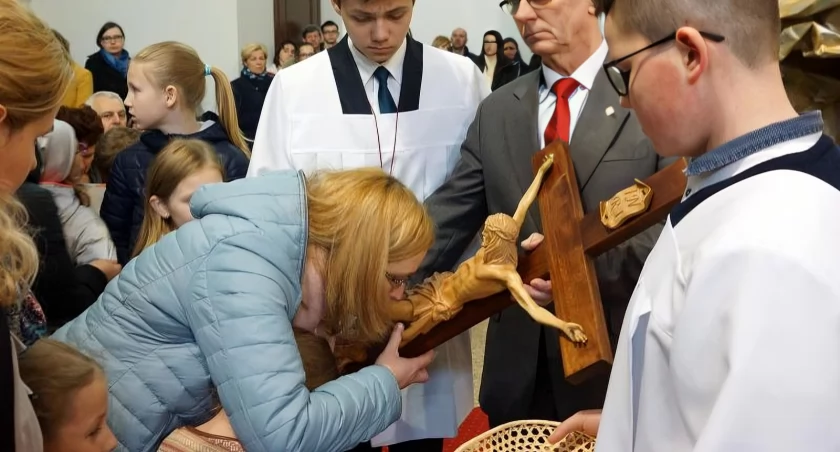 [LIVE] Wielki Piątek – transmisja Liturgii Męki Pańskiej z Łomży