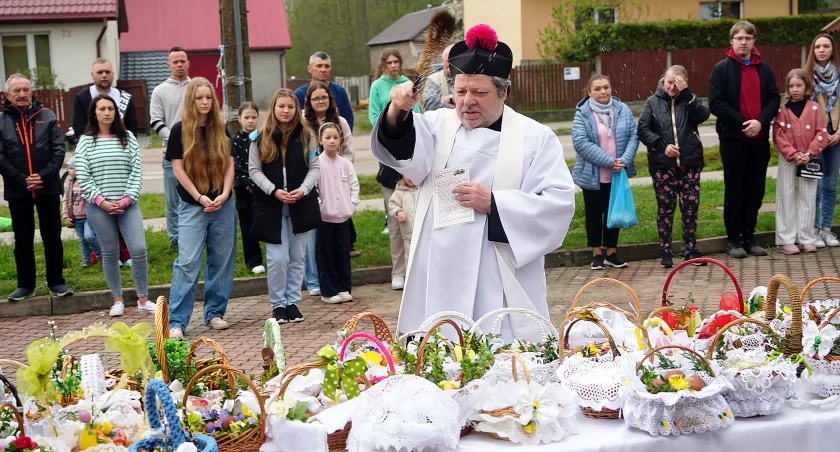 Wielka Sobota: Wierni z koszyczkami w Konarzycach i Łomży [FOTO]