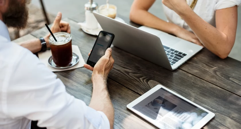 Jak media regionalne zwiększają zasięg: skuteczne rozwiązania technologiczne 2025