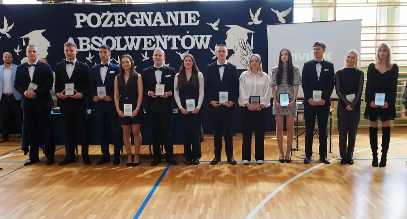 Maturzyści „Ekonomika” zakończyli edukację [FOTO]