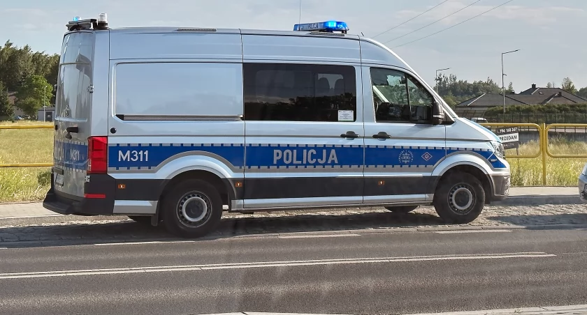 Gawrychy: Pijany kierowca uderzył w drzewo, był agresywny