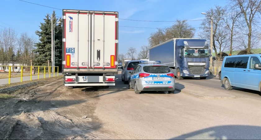 Majówka na drogach: więcej patroli, możliwe objazdy, ograniczenia dla TIR-ów