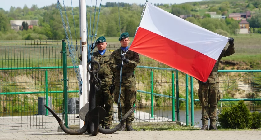 Biało-czerwona z dumą powiewa nad Narwią [FOTO]
