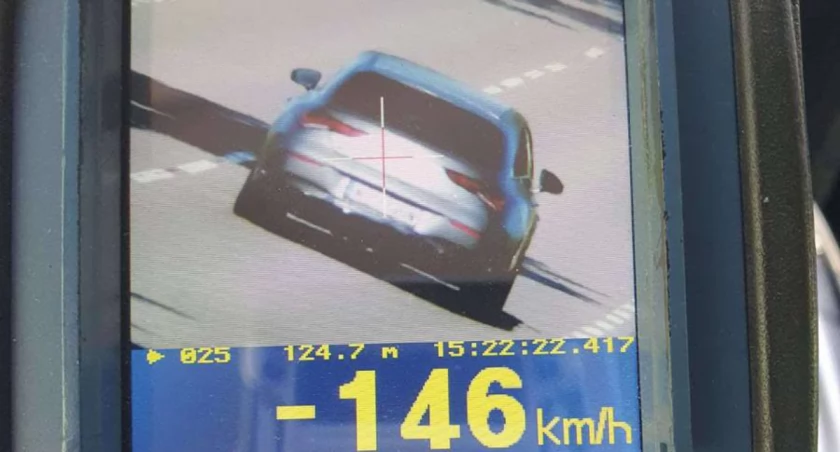 Jechał trzy razy szybciej niż było dozwolone. Odpocznie od prowadzenia pojazdu