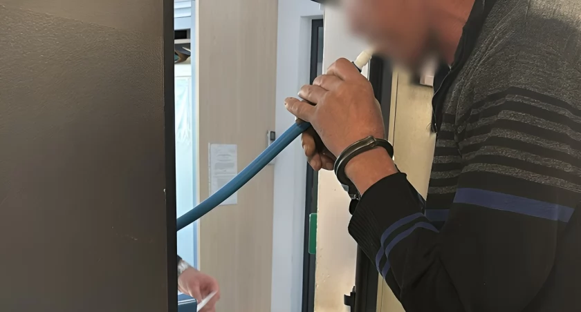 Nietrzeźwy kierowca na trasie Jedwabne – Burzyn. Zasłaniał twarz przed policją
