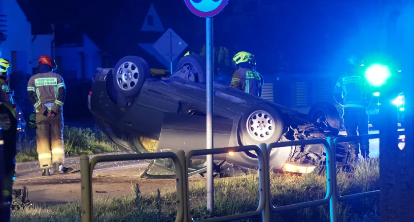 Dramatyczne zdarzenie w Konarzycach. Pięcioro młodych ludzi w rozbitym aucie [FOTO]