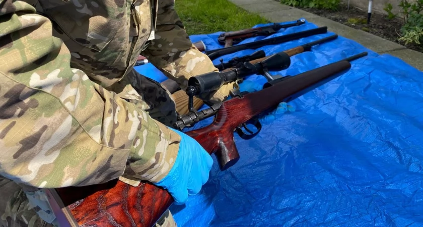Pasjonat militariów miał w domu mały arsenał. Teraz odpowie przed sądem [FOTO i VIDEO]
