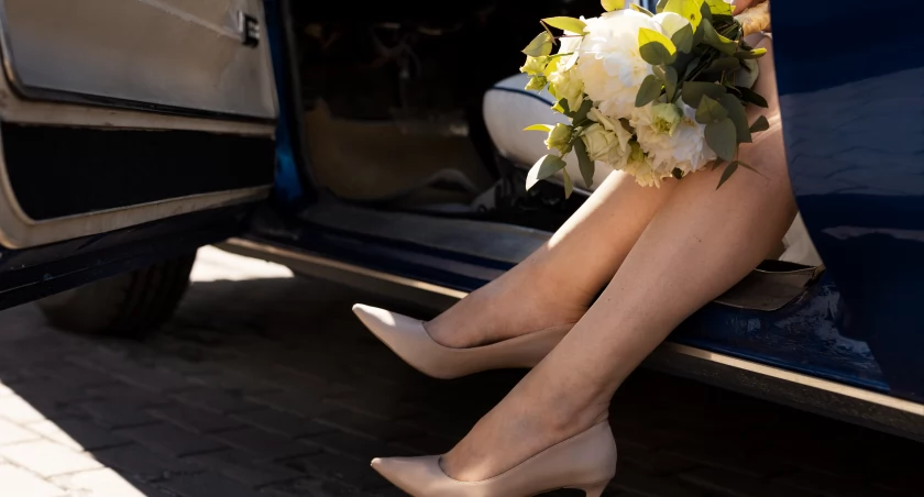Buty na wesele dla druhny, mamy panny młodej i gościa – co wypada założyć?