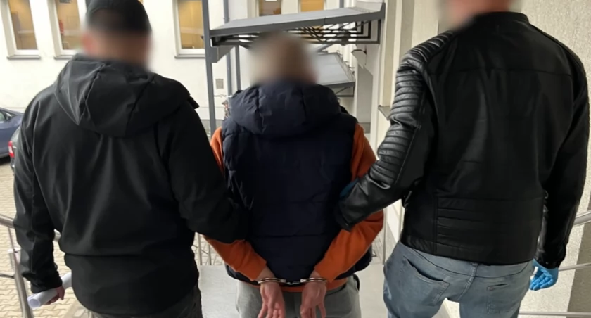 Jeden jechał po chipsy, drugi ukrywał się za naruszenie intymności seksualnej