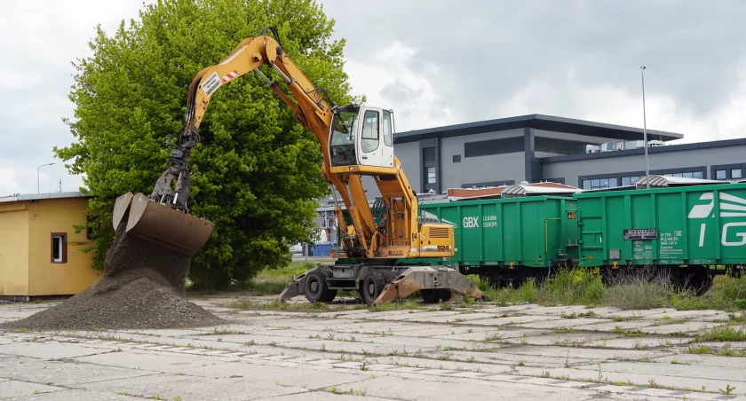 Do Łomży dotarły pierwsze wagony z kruszywem pod budowę linii kolejowej. Utrudnienia dla kierowców? [VIDEO i FOTO]