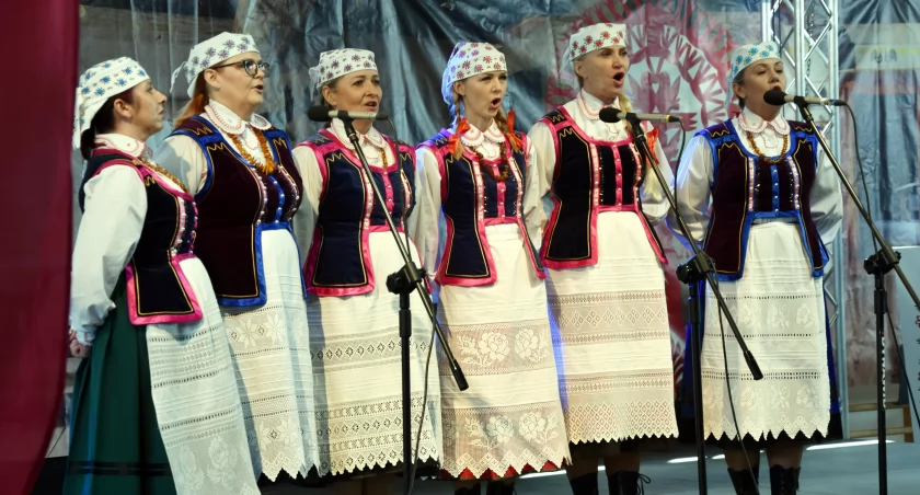 Kultura ludowa opanowała Nowogród [FOTO]