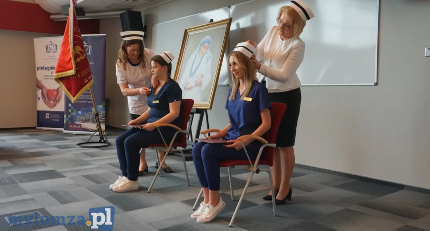 Czepkowanie na Akademii Łomżyńskiej – wyjątkowy moment dla studentów pielęgniarstwa [FOTO i VIDEO]