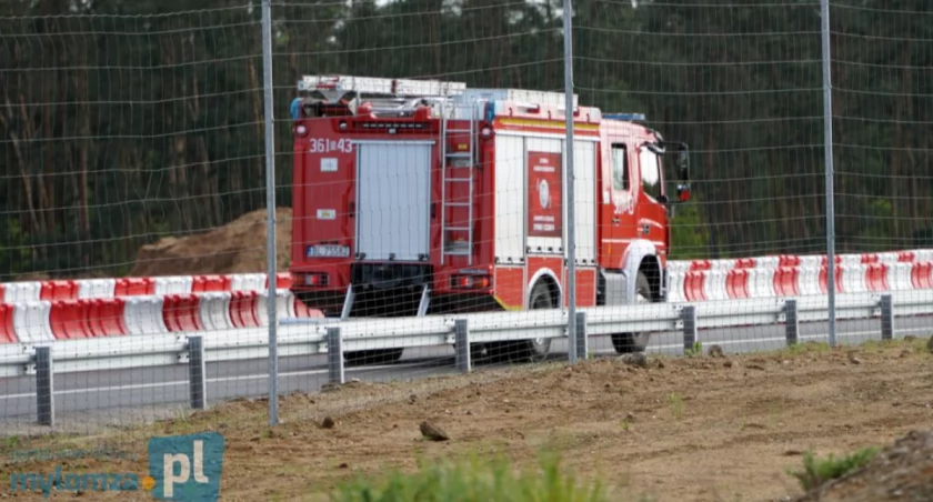 Obwodnica Łomży zablokowana. Poważny wypadek z udziałem motocyklisty