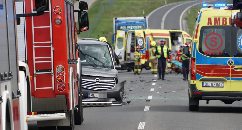 Groźny wypadek na DK63. Czołówka busa i osobówki – droga zablokowana [FOTO]