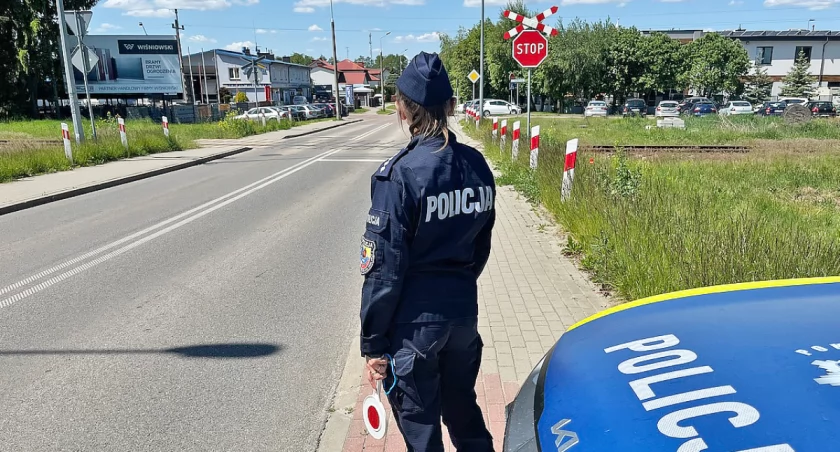 Kierowcy w Łomży nie zatrzymują się przed torami