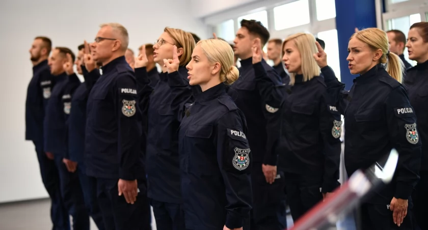 Dwoje nowych mundurowych w łomżyńskiej policji [FOTO]