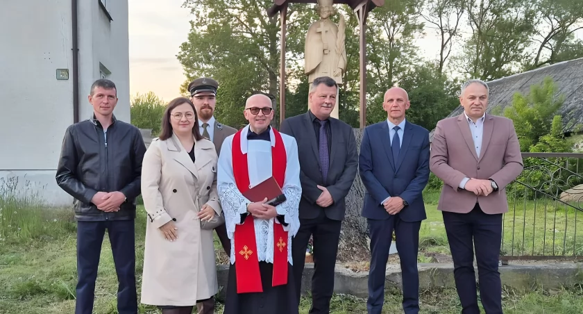 Nepomucen wraca nad wodę. Nowa rzeźba w Burzynie [FOTO]