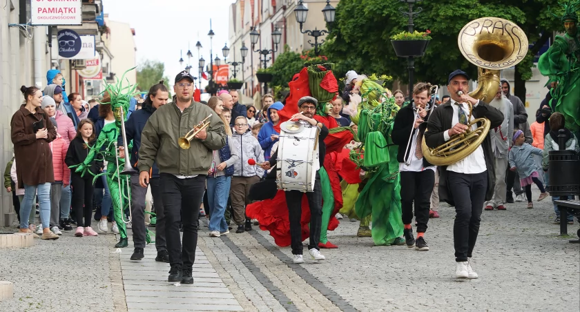 Barwny spektakl i poruszające historie. Festiwal Walizka rozpoczął się z rozmachem [VIDEO i FOTO]