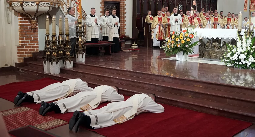 Święcenia kapłańskie w diecezji łomżyńskiej. Mamy trzech nowych księży [FOTO]
