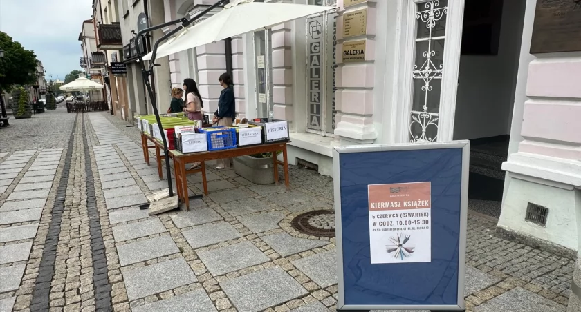Trwa kiermasz książek MBP w Łomży [FOTO]