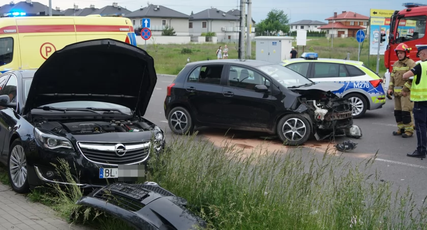 Wypadek na skrzyżowaniu Zawadzkiej i Przykoszarowej w Łomży – dwie osoby trafiły do szpitala [FOTO]