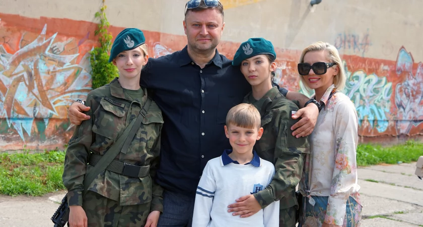 Przysięga wojskowa na Starym Rynku. Siostry Kacprzak złożyły przysięgę w Łomży [FOTO]